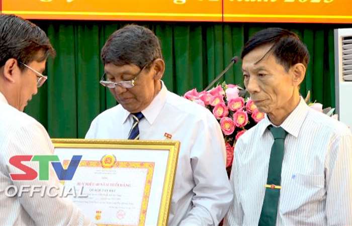 Long Phú, Mỹ Xuyên:  Trao Huy hiệu Đảng cho đảng viên cao niên tuổi Đảng đợt 3-2